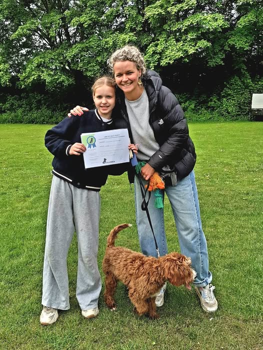 Pup met diploma na geslaagde puppycursus bij Amantes