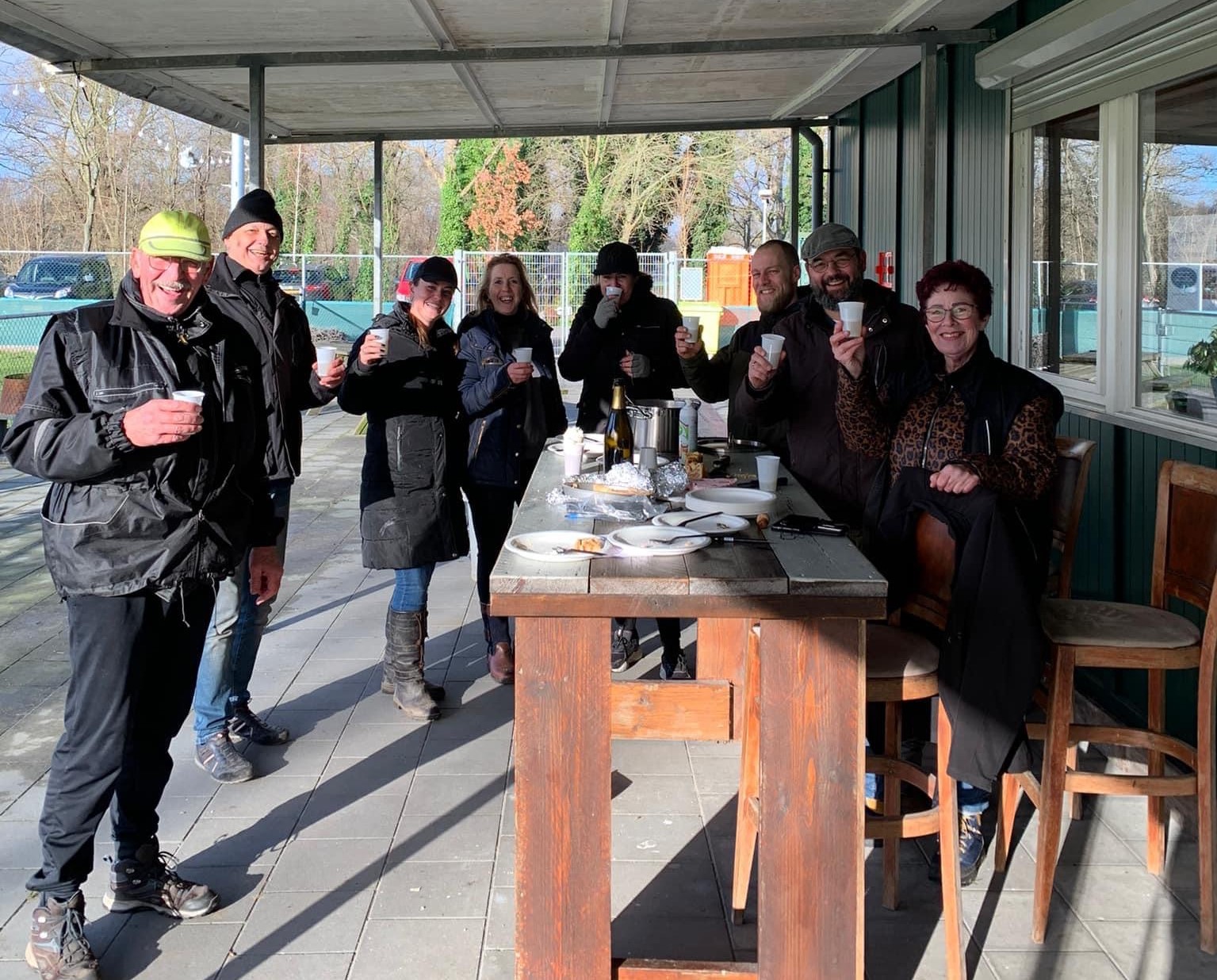 Het team van Hondenvereniging Amantes geniet van een gezellige ochtend