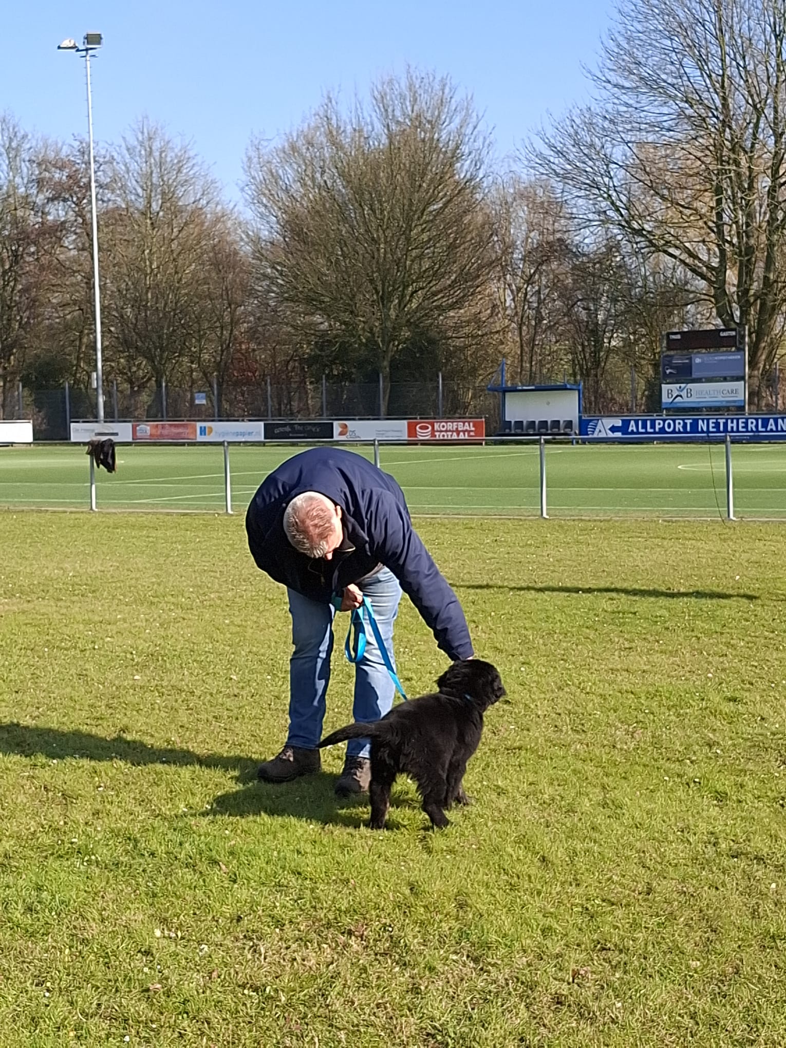 Trainer begeleidt hond tijdens oefening bij Amantes